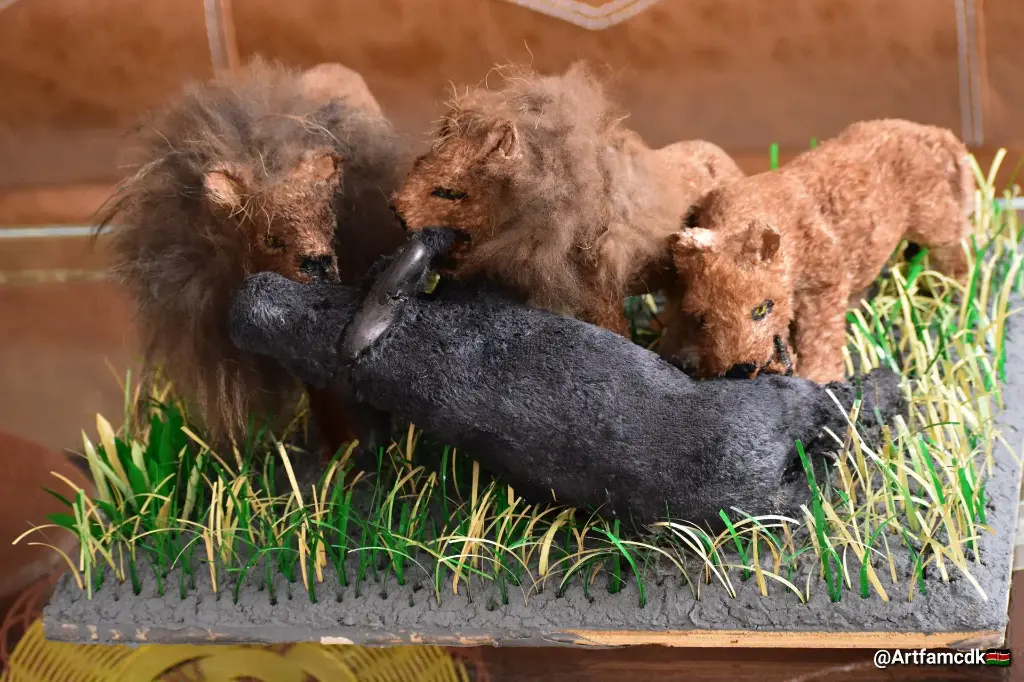 Lions Hunt Buffalo Sculpture – Realistic African Wildlife Scene | Handcrafted Lion Artwork | Predator-Prey Moment | Art for Conservation | Unique Lion Artwork